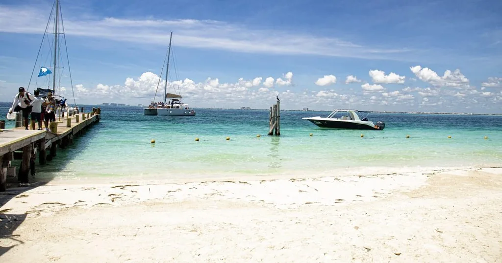 Isla Mujeres: Catamaran with Open Bar, Snorkeling and Lunch